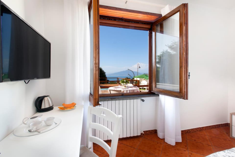 Bed, TV and multimedia, Photo of the whole room, Bedroom, Sea view