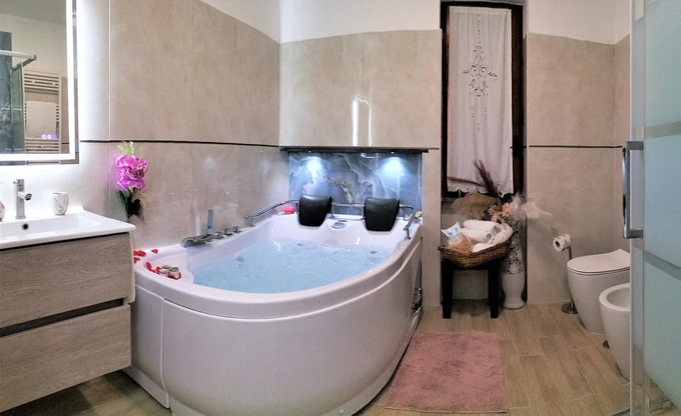 Shower, Hot Tub, Hot Tub, Bathroom, Bath