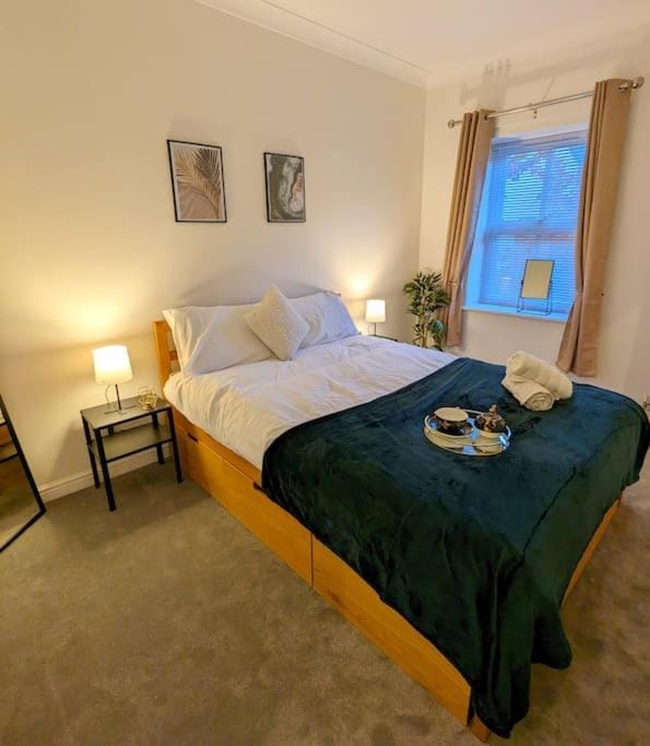 2-Bed, Sleeps 5, 2 Bath, Parking, WiFi Apartment in Colchester