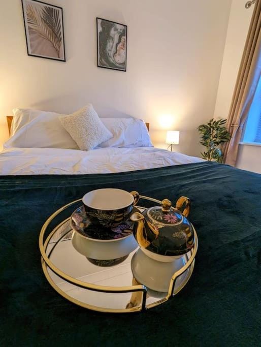 2-Bed, Sleeps 5, 2 Bath, Parking, WiFi Apartment in Colchester