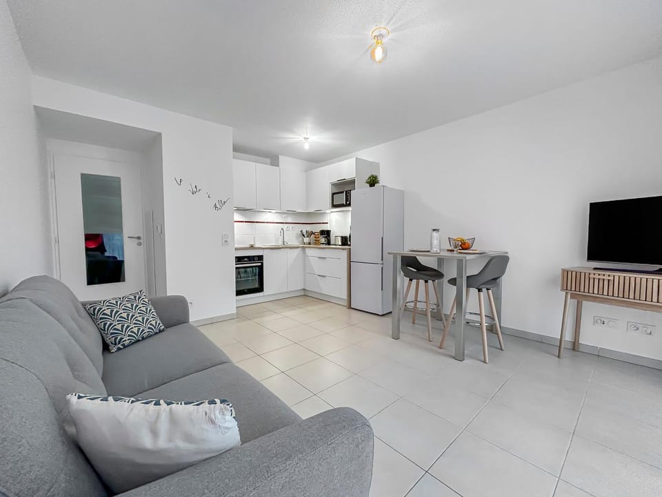 Vivez Lunel-52m2 climatisé avec jardin-fibre-2 parkings privés-proche centre &15 min mer Apartment in Lunel