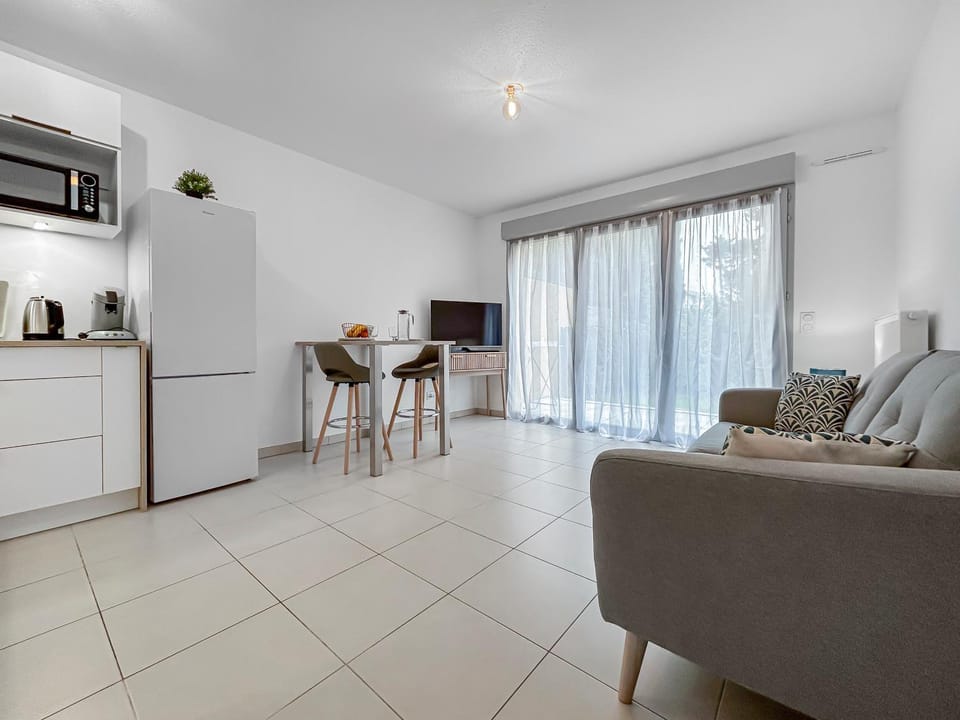 Vivez Lunel-52m2 climatisé avec jardin-fibre-2 parkings privés-proche centre &15 min mer Apartment in Lunel