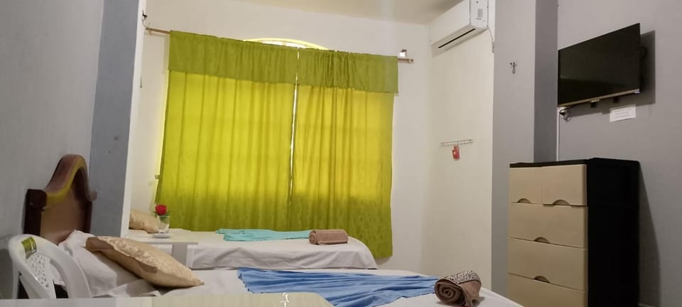 Hostal La GRAN Familia Bed and Breakfast in Manta