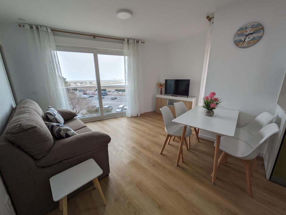 Living room, City view, Mountain view, Sea view