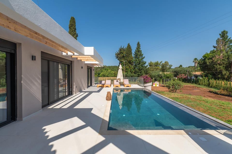 Property building, Patio, Day, Garden, Garden view, Pool view, Swimming pool, sunbed