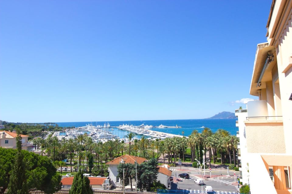 Nearby landmark, Day, Neighbourhood, City view, Sea view, Street view
