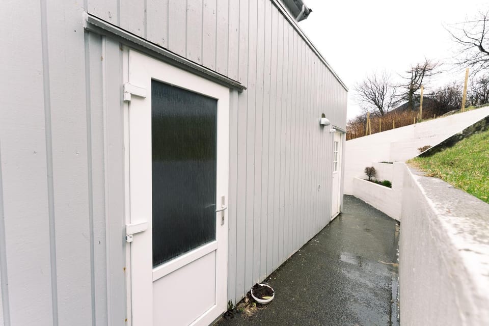 Property building, Facade/entrance, Day