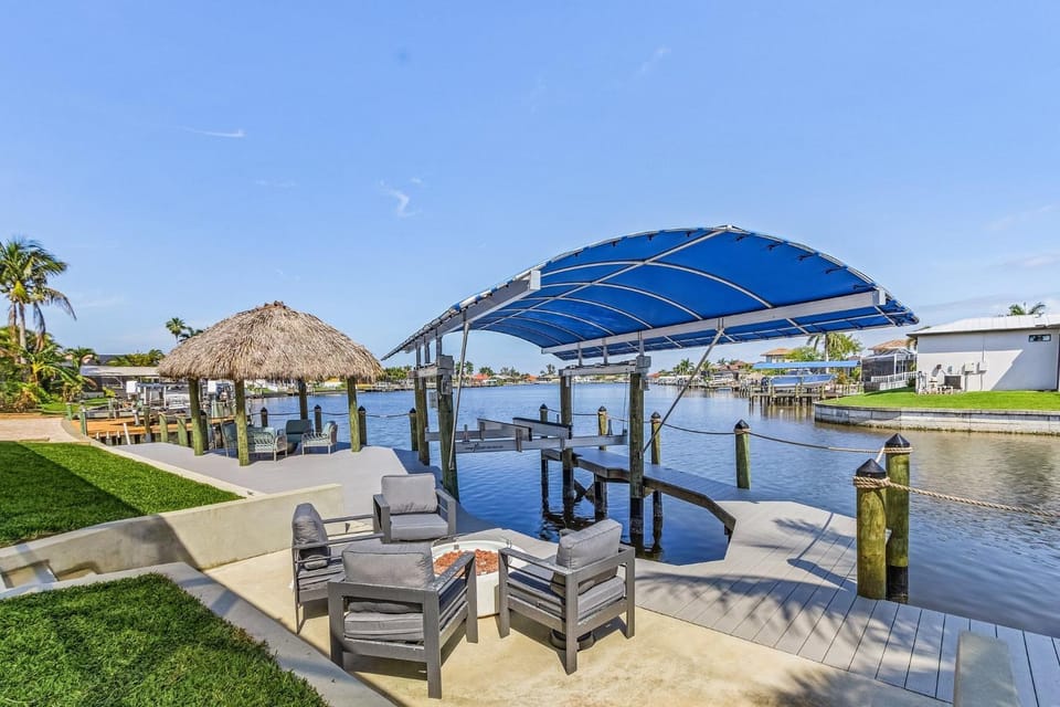 BIG WATER VIEW!, Heated Saltwater Pool and Spa - Villa Manatees Crossing - Roelens House in Cape Coral