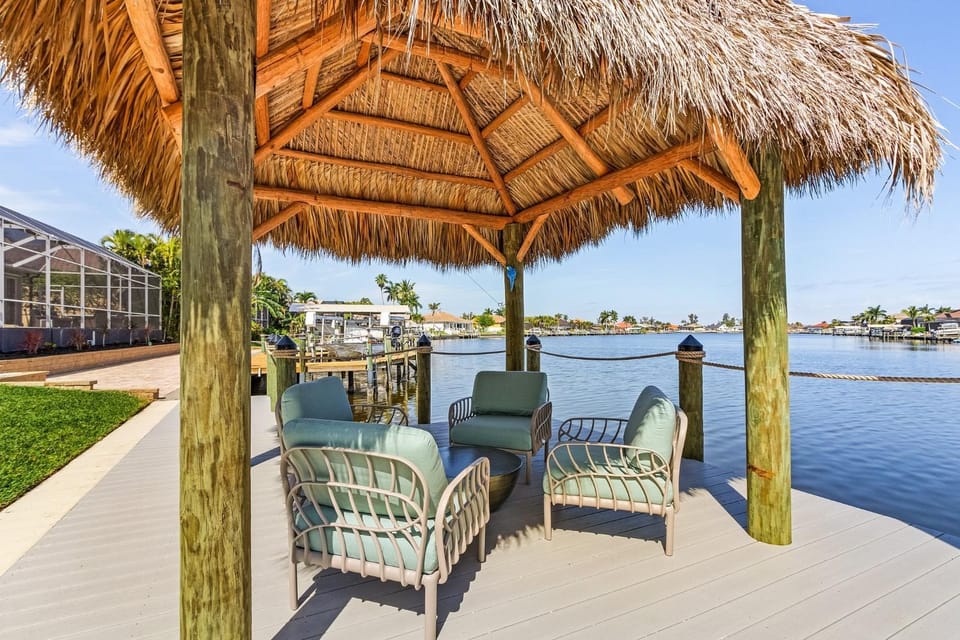 BIG WATER VIEW!, Heated Saltwater Pool and Spa - Villa Manatees Crossing - Roelens House in Cape Coral