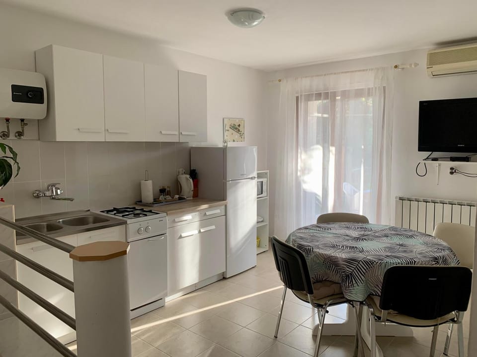 TV and multimedia, Kitchen or kitchenette, Dining area, minibar, oven, toaster