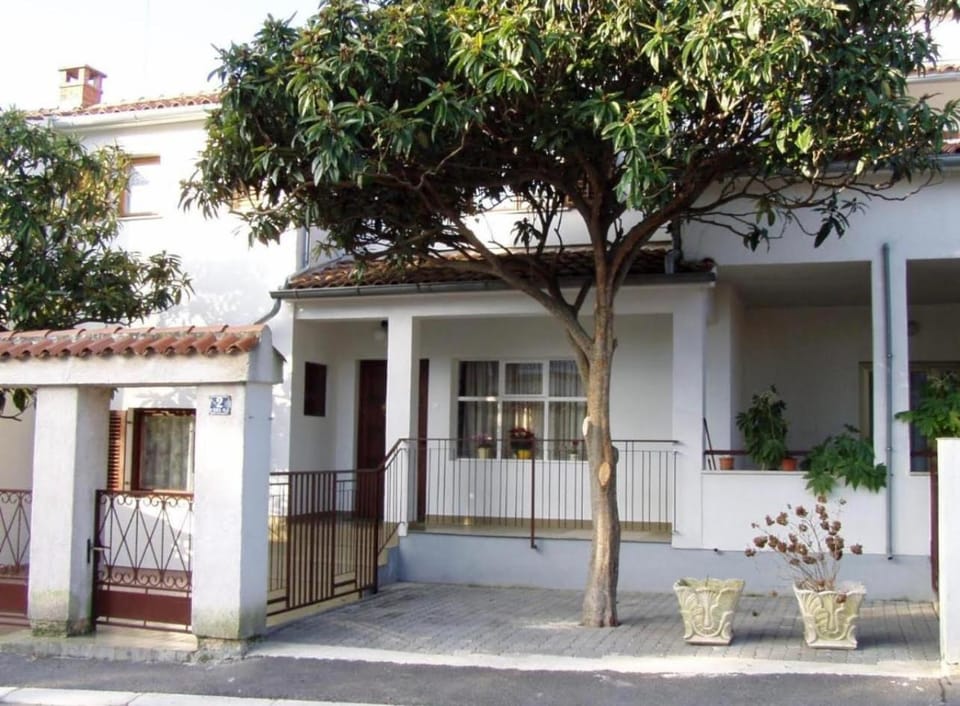 Property building, Facade/entrance, Street view, Parking