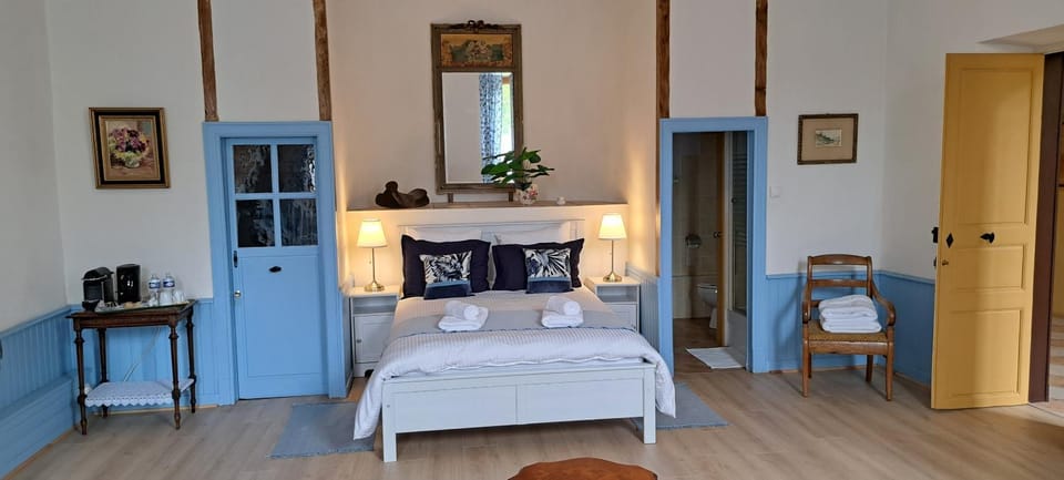 Bed, Photo of the whole room, towels