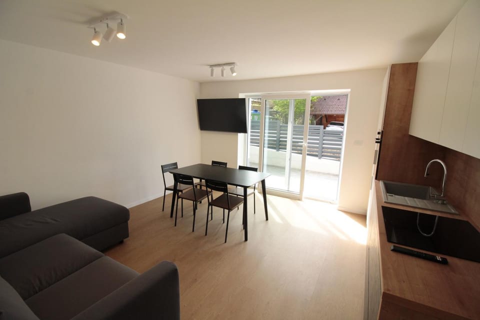 Patio, TV and multimedia, Kitchen or kitchenette, Living room, Seating area, Dining area