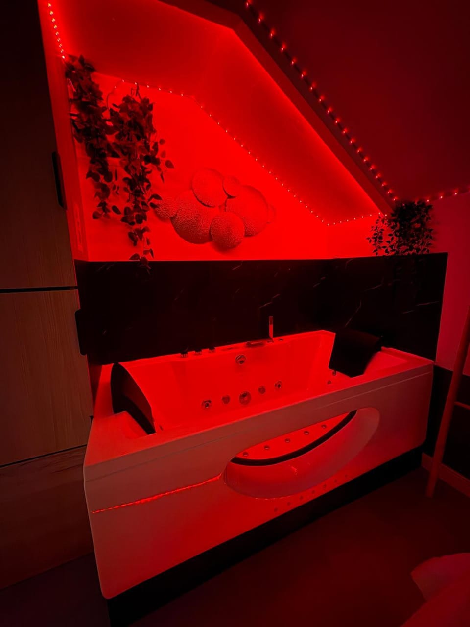 Hot Tub, Hot Tub, Decorative detail, Decorative detail, Bath