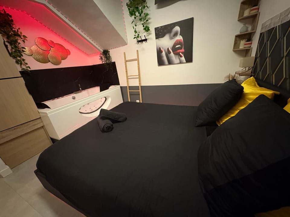 Bed, Hot Tub, Hot Tub, Photo of the whole room, Bedroom, Bath