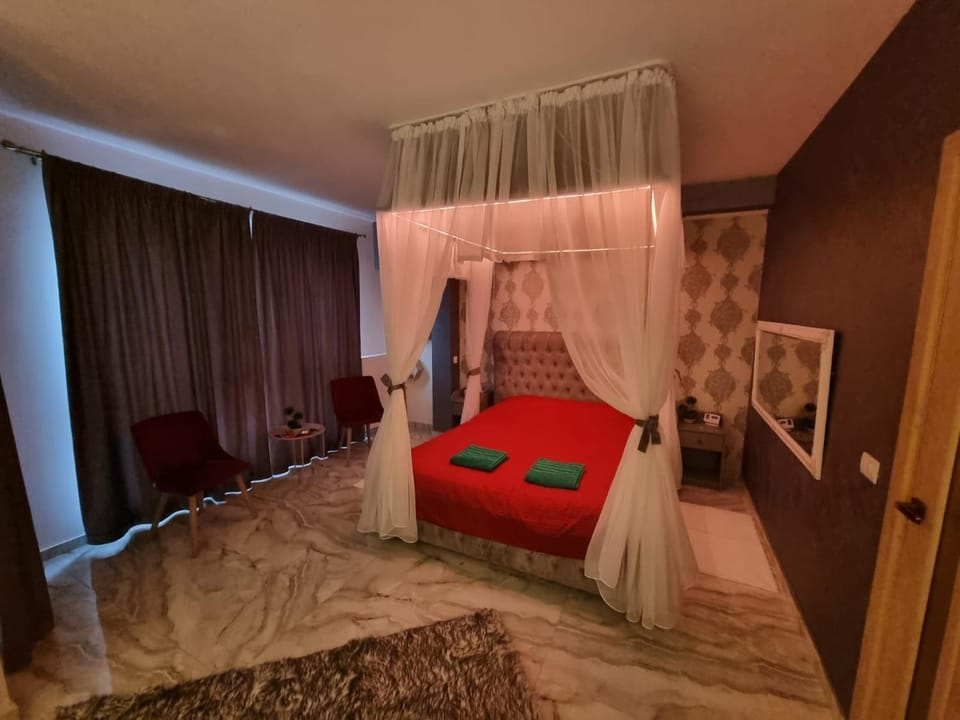 DeLuxe Jacuzzi & Baldaquin Studio Apartment in Bucharest