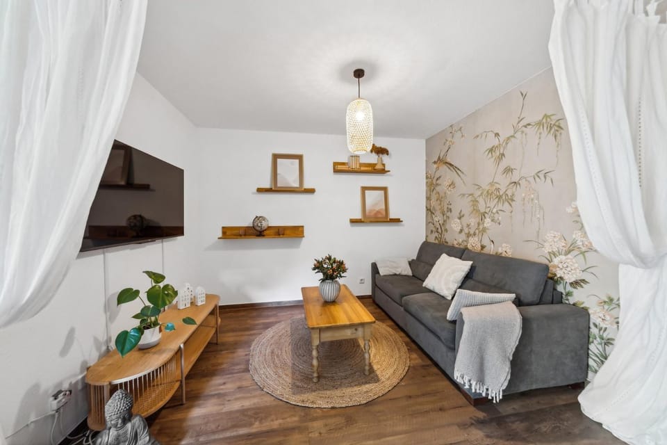 Bed, TV and multimedia, Living room, Seating area, Evening entertainment, Facility for disabled guests, furniture, acessibility