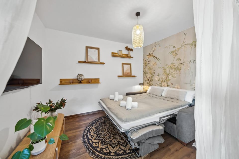 Bed, TV and multimedia, Living room, Evening entertainment, Guests, Facility for disabled guests, furniture, furniture, acessibility
