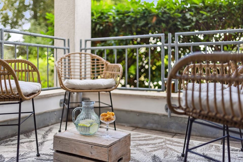 Patio, Day, View (from property/room), Balcony/Terrace, Food and drinks, Seating area, Dining area, Drinks, Facility for disabled guests, acessibility