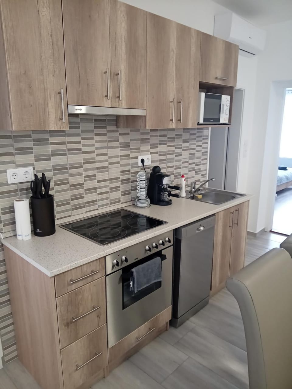 Coffee/tea facilities, dishwasher, minibar, pet friendly, stove