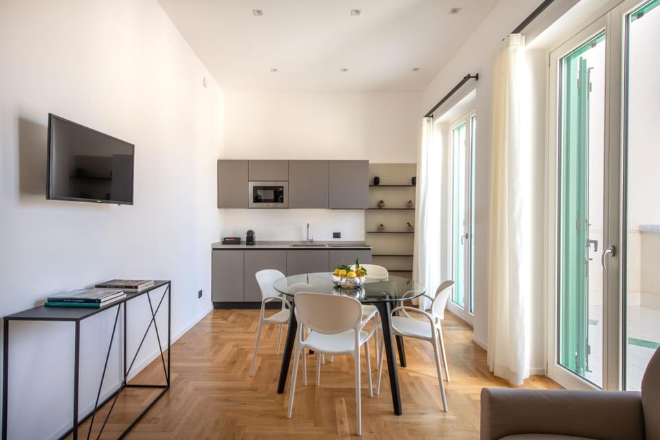TV and multimedia, Coffee/tea facilities, Kitchen or kitchenette, Living room, Seating area, Dining area