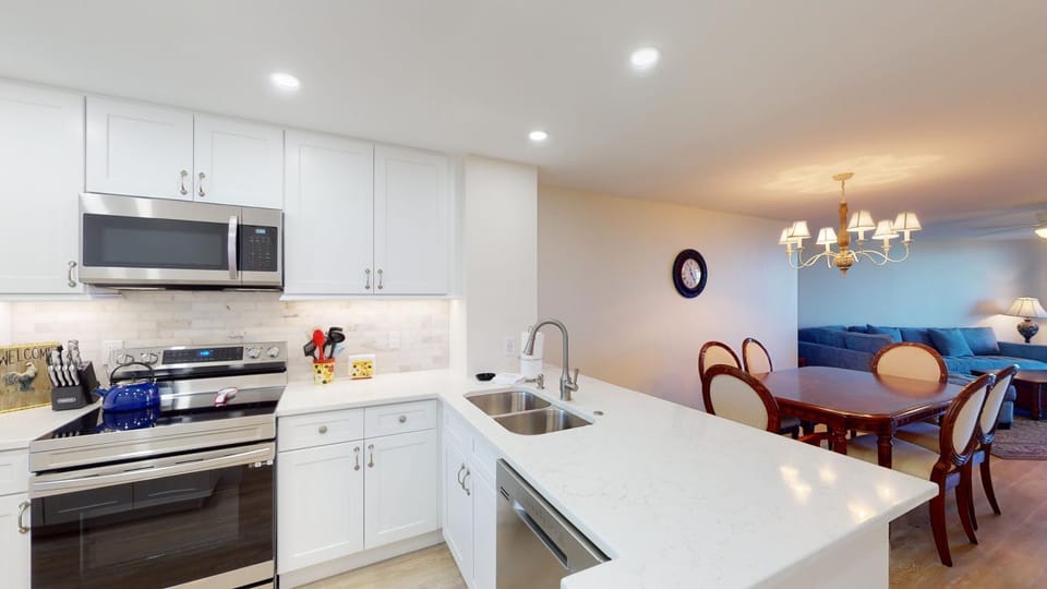 Renovated and Beachfront, Paradise Awaits Apartment in Marco Island