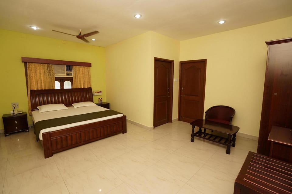 Photo of the whole room, cot