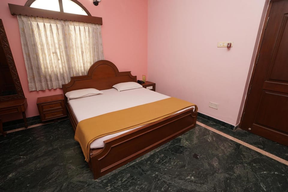 Photo of the whole room, cot