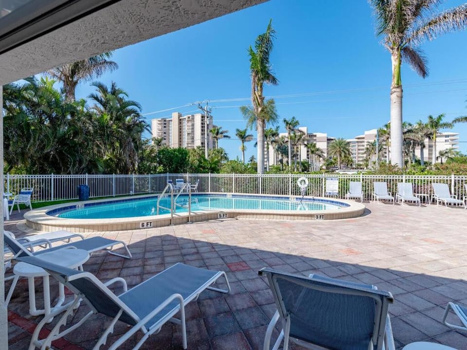Walk To Beach I Marco Island Tropical Retreat Apartment in Marco Island
