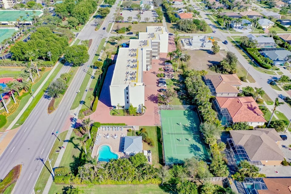 Walk To Beach I Marco Island Tropical Retreat Apartment in Marco Island