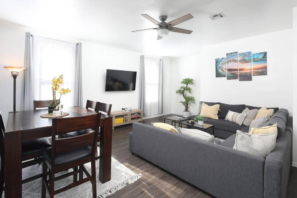 3 Bedroom 2 Bath House with Parking - 10 Guests House in San Diego