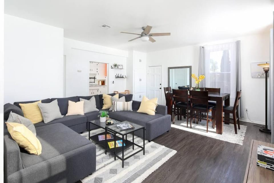 3 Bedroom 2 Bath House with Parking - 10 Guests House in San Diego
