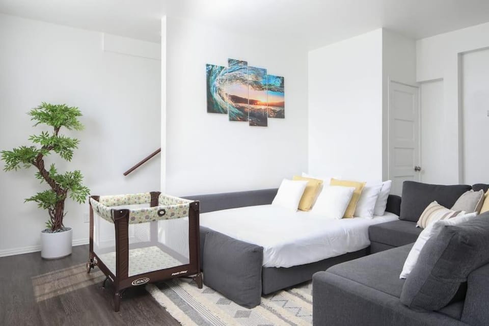 3 Bedroom 2 Bath House with Parking - 10 Guests House in San Diego