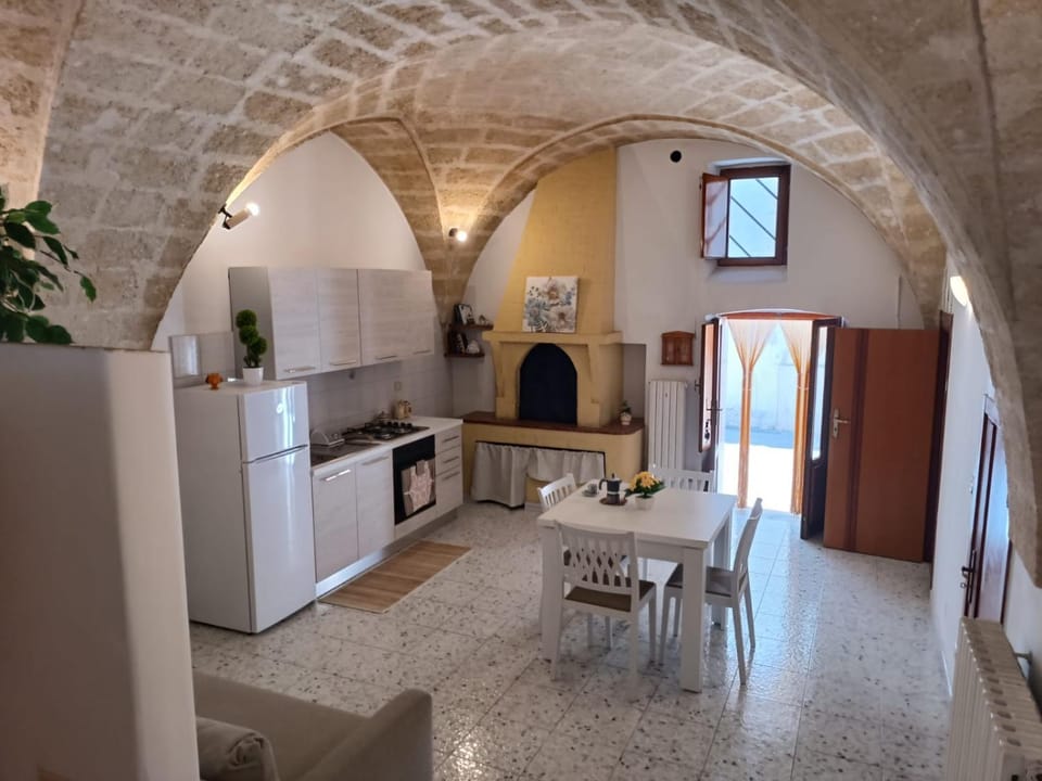 Kitchen or kitchenette, Dining area, oven, stove