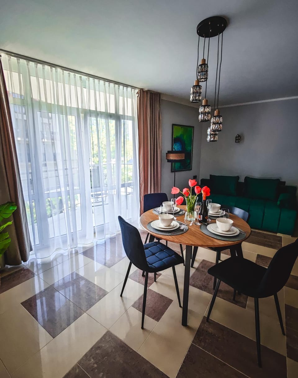 Living room, Seating area, Dining area