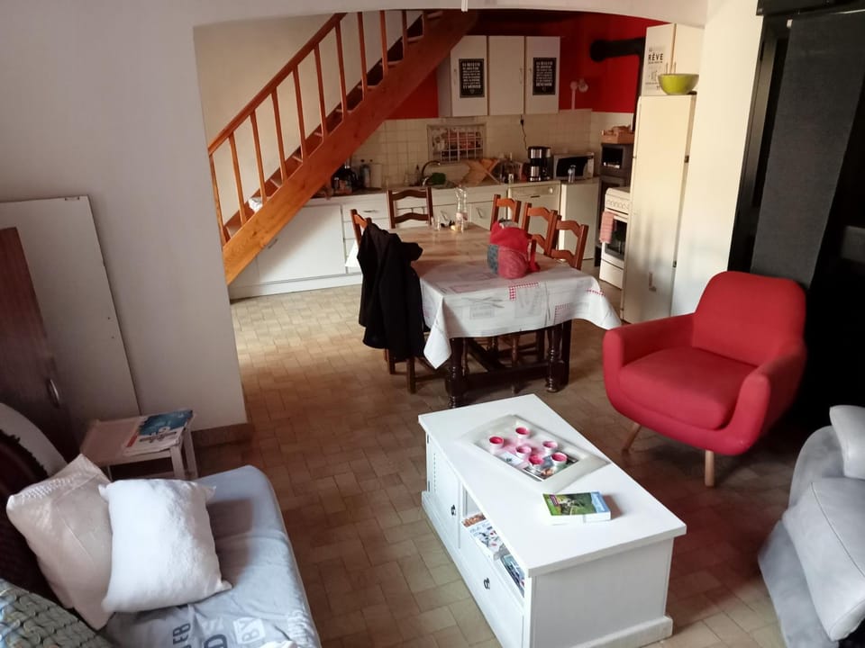 Kitchen or kitchenette, Seating area