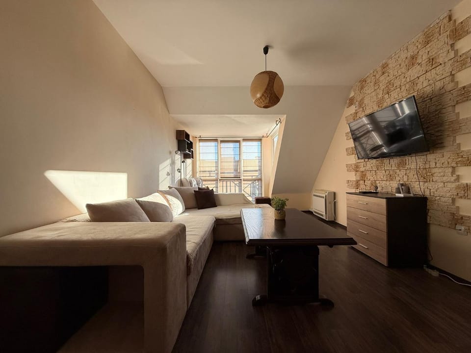 Communal lounge/ TV room, TV and multimedia, Living room, Seating area, Evening entertainment
