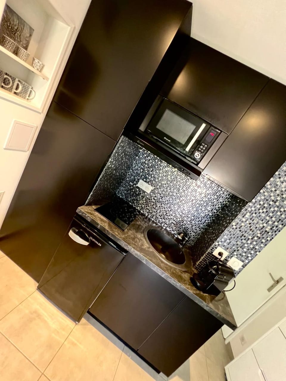 Kitchen or kitchenette, minibar, stove