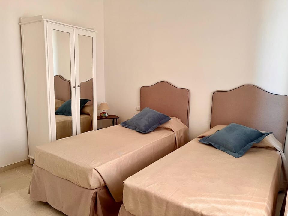 Photo of the whole room, Bedroom, wardrobe