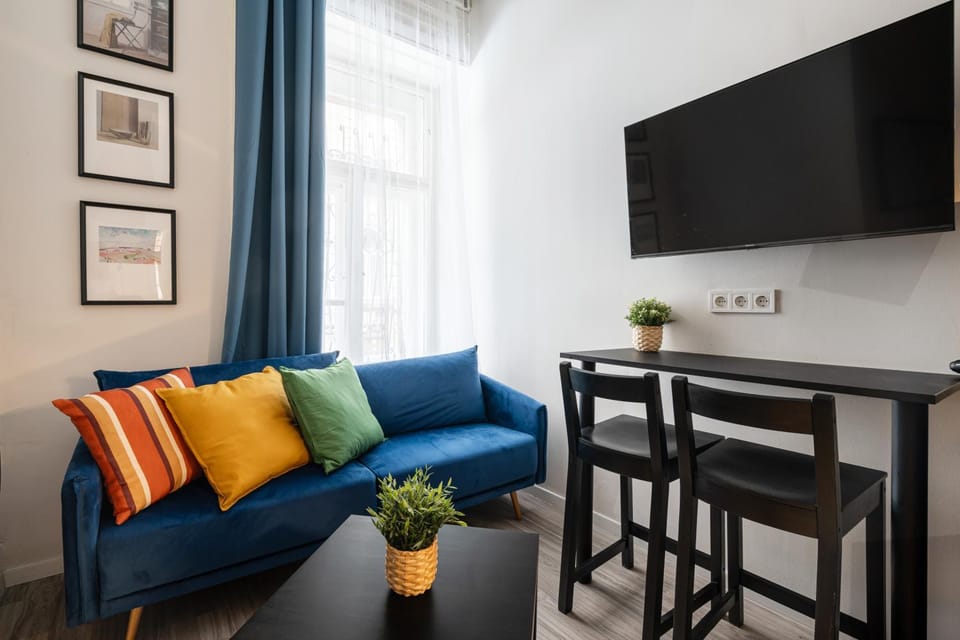Communal lounge/ TV room, TV and multimedia, Seating area, Dining area