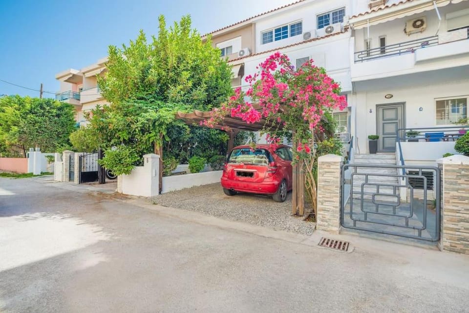 Property building, Neighbourhood, Street view, Location, Parking