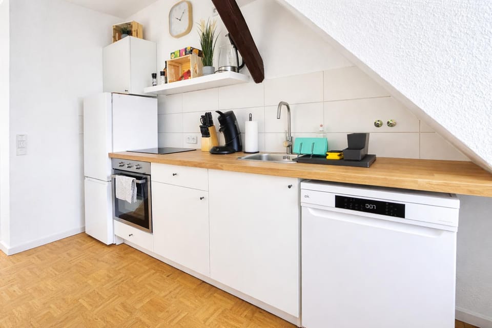 Coffee/tea facilities, Kitchen or kitchenette, microwave, stove, kitchen