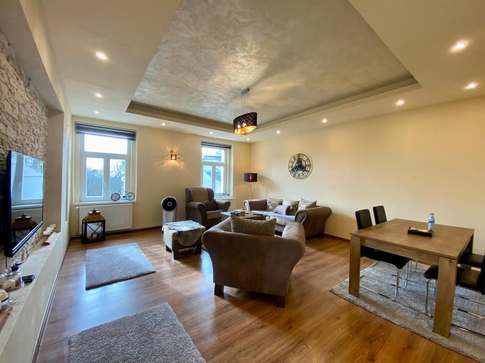 TV and multimedia, Living room, Seating area, Dining area