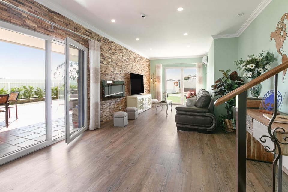 Communal lounge/ TV room, TV and multimedia, Living room, Seating area