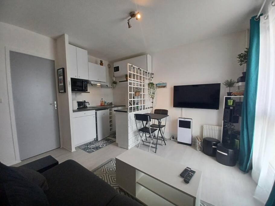 Kitchen or kitchenette, Seating area, Dining area