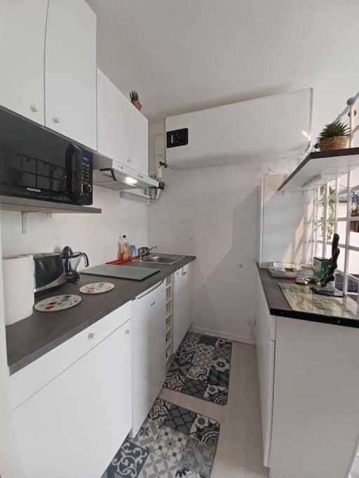 Coffee/tea facilities, Kitchen or kitchenette, stove, toaster
