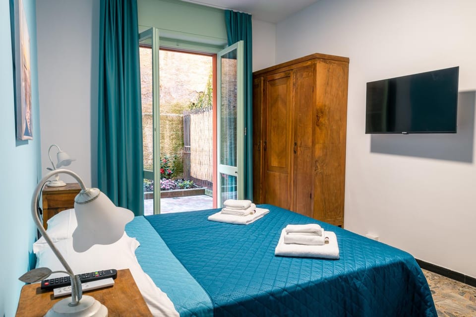 Patio, Bed, TV and multimedia, Photo of the whole room, Bedroom