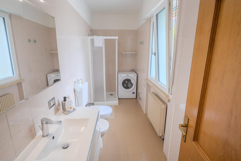 Shower, Toilet, Bathroom, washing machine