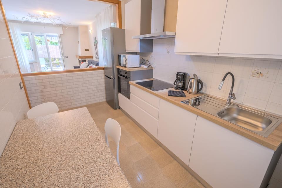 Coffee/tea facilities, Kitchen or kitchenette, stove