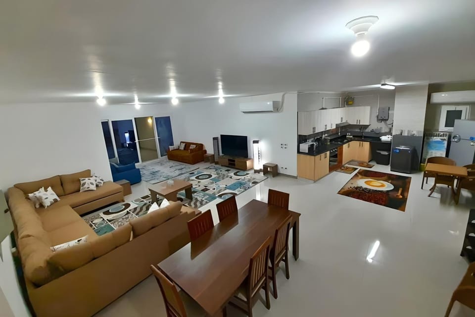Communal lounge/ TV room, Kitchen or kitchenette, Photo of the whole room, Seating area, Dining area